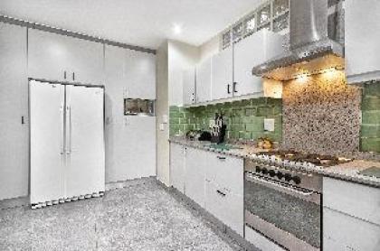 Beachside Villa - 2 minute walk to Camps Bay Beach - image 10