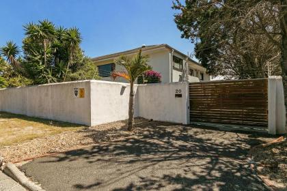 Hibiscus House - image 23