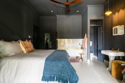 Hotel Lola - image 30