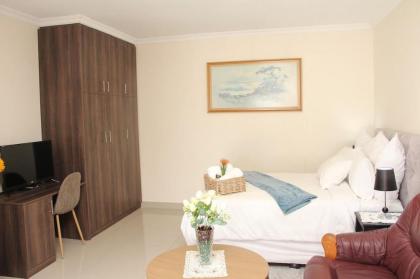 Clean  Cozy renovated studio/wFree Wi-Fi parking - image 23