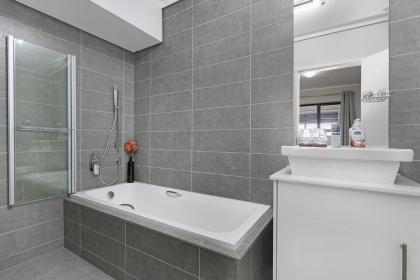 Waters Edge 220 - image 21
