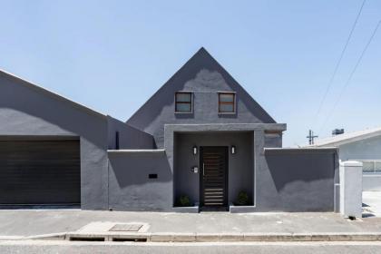 3 Bedroom Hilltop Home with Spectacular Views - image 24