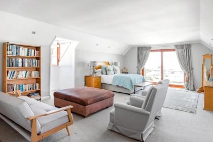 3 Bedroom Hilltop Home with Spectacular Views - image 27