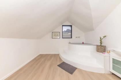 Magnificent 4 BD Home in Gardens with a Pool - image 25