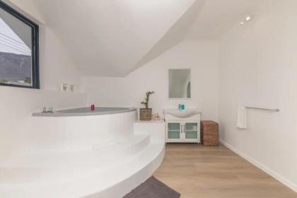 Magnificent 4 BD Home in Gardens with a Pool - image 26