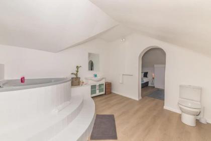 Magnificent 4 BD Home in Gardens with a Pool - image 27