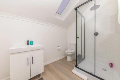 Magnificent 4 BD Home in Gardens with a Pool - image 28