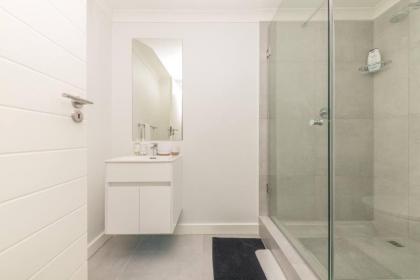 Colourful and Cosy Studio Apartment in Newlands - image 24