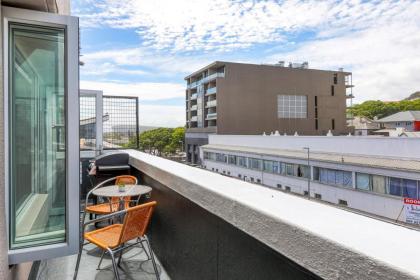 Backup-Power Trendy 2 Bed Balcony Apartment - image 24