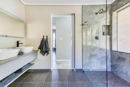 Callisto Camps Bay - Villa with Pool & Ocean Views - image 30