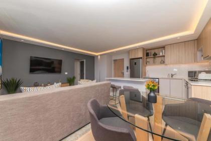 Modern and bright 1BD APT in sunny Sea Point - image 29