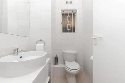 Colourful & cheery Devils' Peak Views 3BD home - image 19