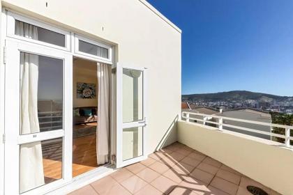Colourful & cheery Devils' Peak Views 3BD home - image 23
