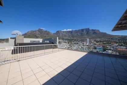Spacious and stylish 2BD APT in Gardens - image 23