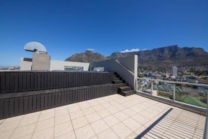 Spacious and stylish 2BD APT in Gardens - image 25