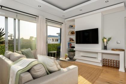 Elegant Contemporary Apartment Central Balcony Seven on T Cape Town