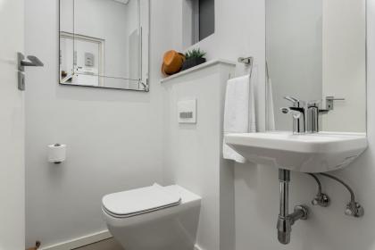 Elegant Contemporary Apartment Central Balcony Seven on T - image 11