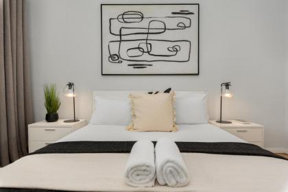 Elegant Contemporary Apartment Central Balcony Seven on T - image 12