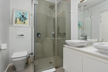 Elegant Contemporary Apartment Central Balcony Seven on T - image 13