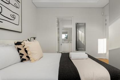 Elegant Contemporary Apartment Central Balcony Seven on T - image 14