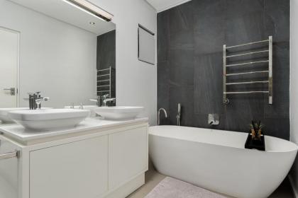 Elegant Contemporary Apartment Central Balcony Seven on T - image 15