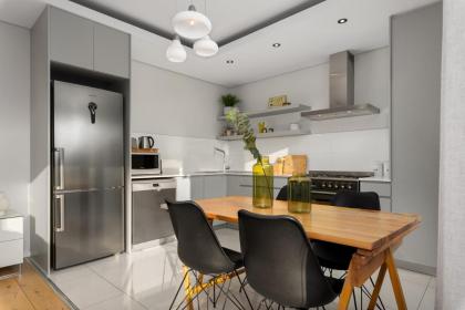 Elegant Contemporary Apartment Central Balcony Seven on T - image 2