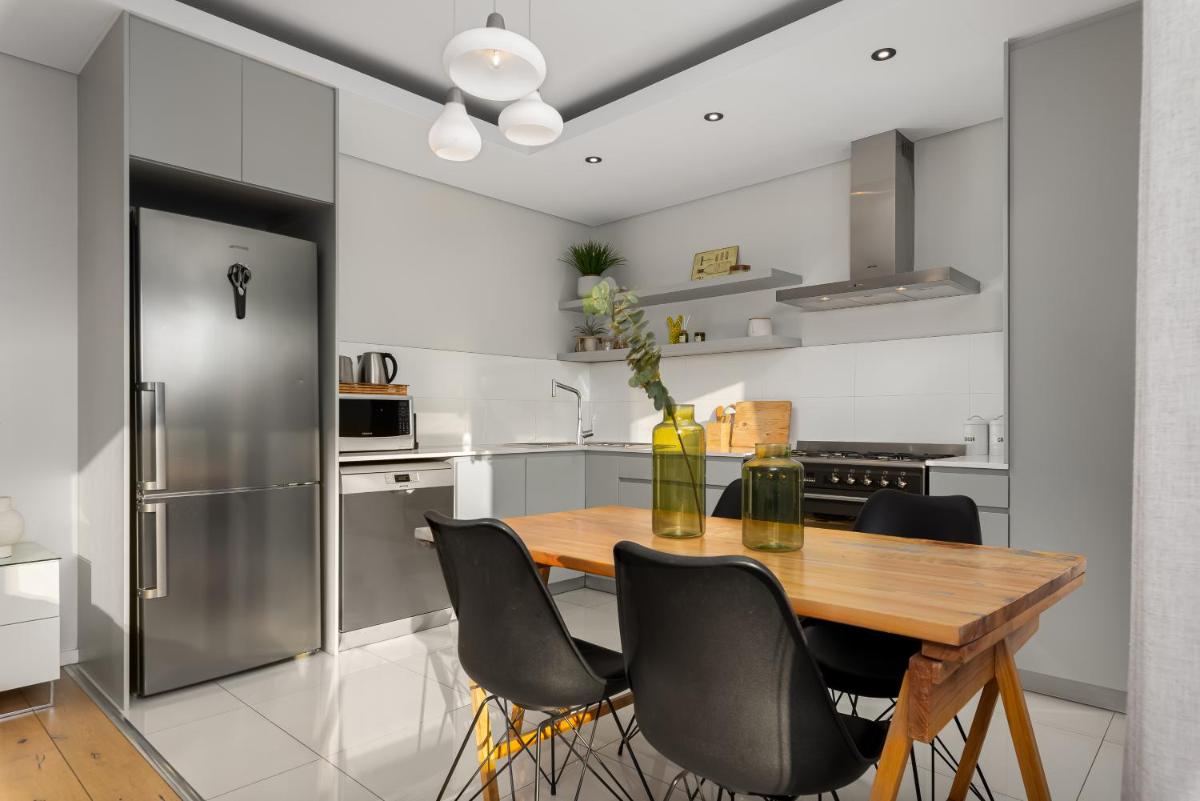 Elegant Contemporary Apartment Central Balcony Seven on T - image 2