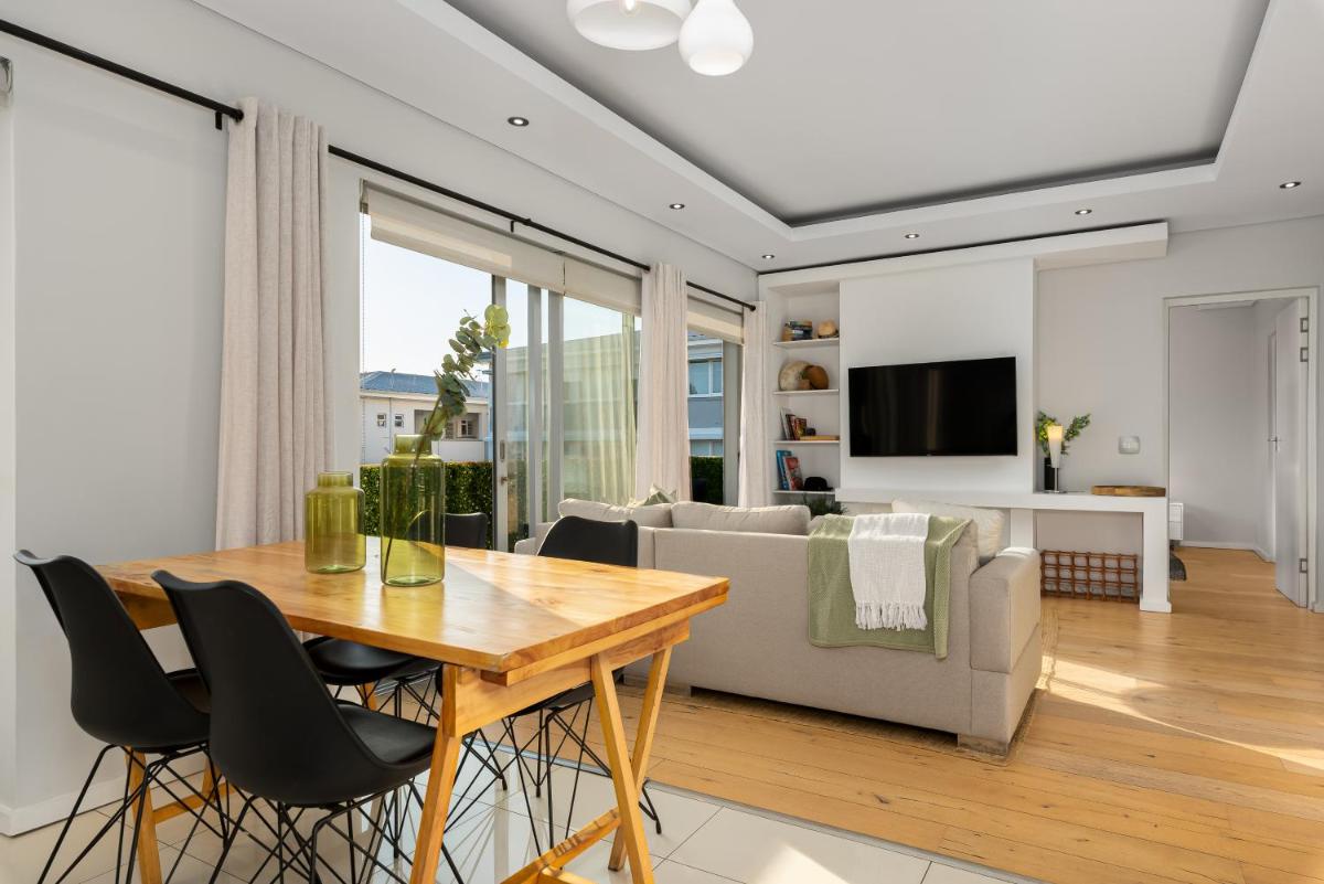 Elegant Contemporary Apartment Central Balcony Seven on T - image 4