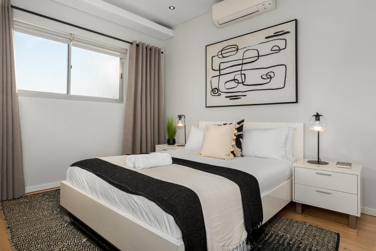 Elegant Contemporary Apartment Central Balcony Seven on T - image 5