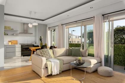 Elegant Contemporary Apartment Central Balcony Seven on T - image 6