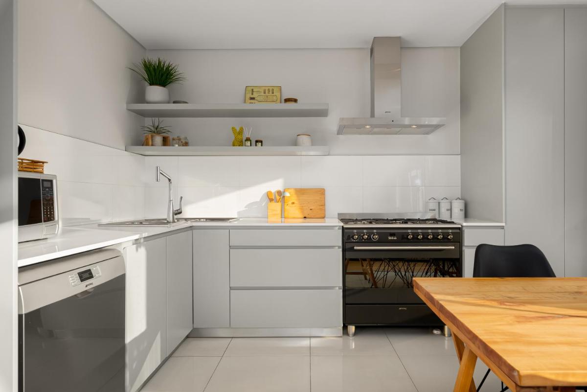 Elegant Contemporary Apartment Central Balcony Seven on T - image 7