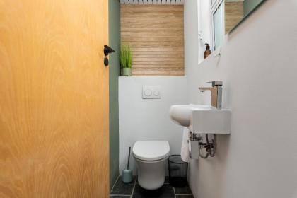 La Fayette Top Floor Apartment - image 23
