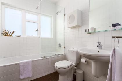 Picasso House - Family Home With Solar Power - image 21