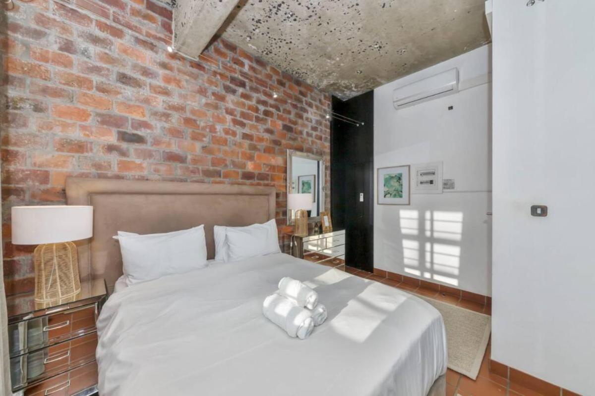 Modern Industrial 1BD Apartment - Cape Town - image 3