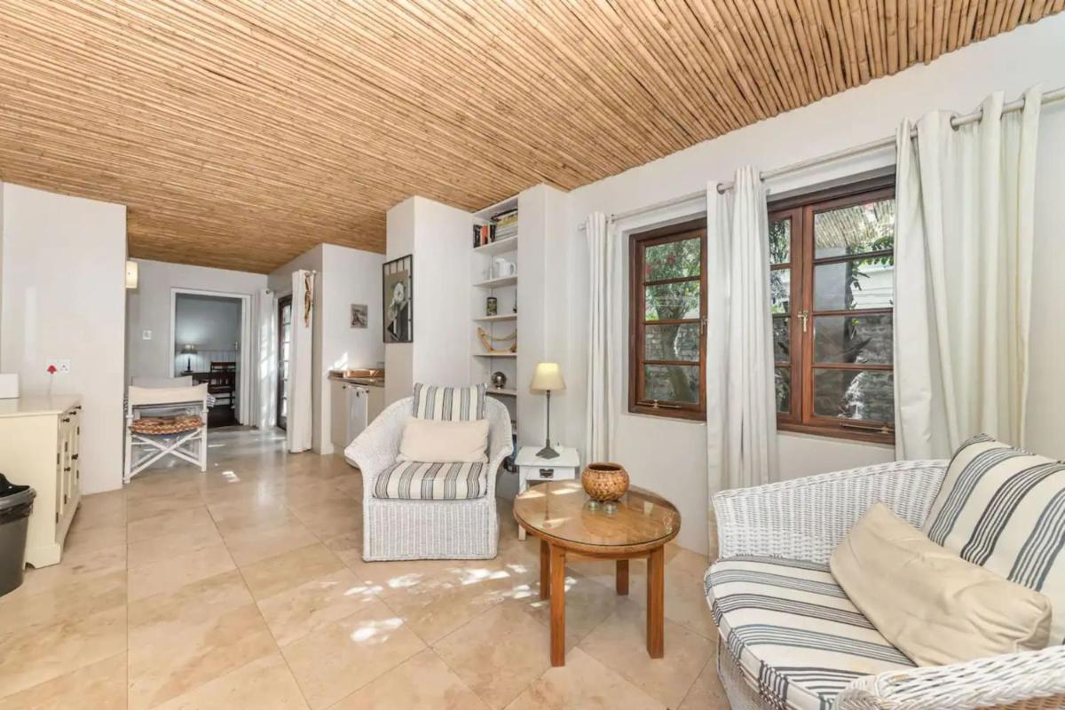 Tropical 1BD Hideaway near Queens Beach Fresnaye! - image 2