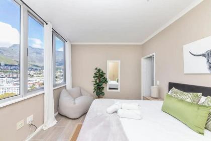 Picturesque 2BD Apartment with Table Mountain view - image 10