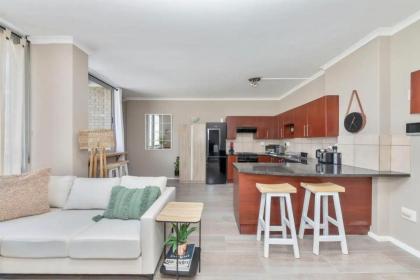 Picturesque 2BD Apartment with Table Mountain view - image 6