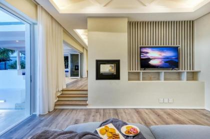 Two Views - Gorgeous 7 Bedroom Villa in Camps Bay - image 25