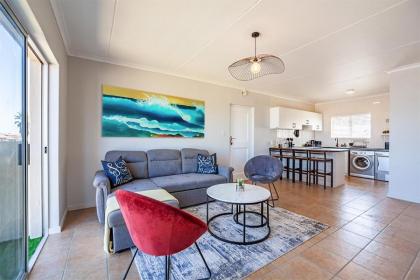 Beachfront Modern Property - image 10