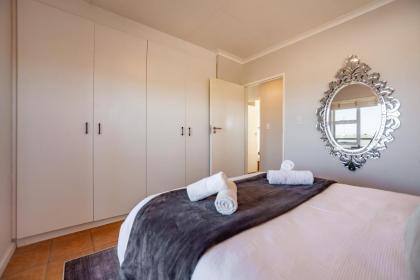 Beachfront Modern Property - image 14