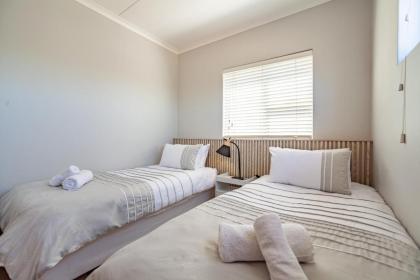 Beachfront Modern Property - image 15