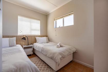 Beachfront Modern Property - image 16