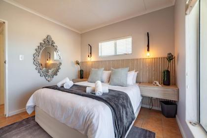 Beachfront Modern Property - image 17