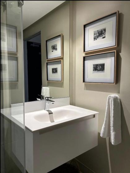 Style & Sophistication l Apartment in 16 on Bree - image 13