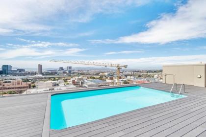 Bright Studio Apartment w Stunning Roof-Top pool - image 23