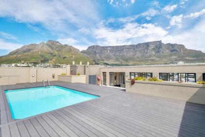 Bright Studio Apartment w Stunning Roof-Top pool - image 24