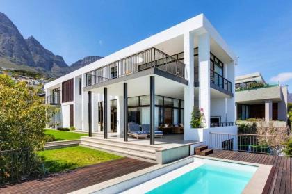 Quebec Villa Contemporary 4-Bedroom Holiday House in Camps Bay - image 9