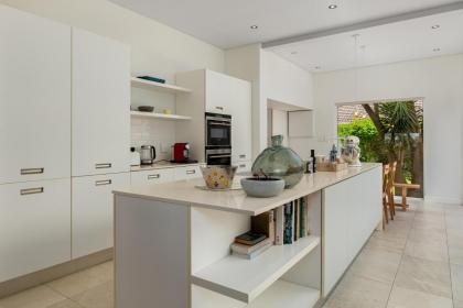 Seaside Family Haven - Stunning Table Mountain View - image 25