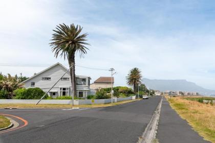 Seaside Family Haven - Stunning Table Mountain View - image 26