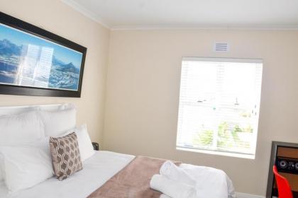 Immaculate 4 Bed House in Cape Town - image 21